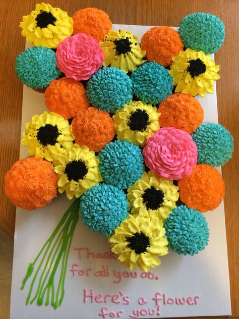 Teacher appreciation cupcake flower bouquet Pull Apart Cupcake Cake Flower Bouquet, Teachers Appreciation Cupcakes, Teacher Appreciation Cupcakes Ideas, Teacher Cupcakes Ideas, Teacher Appreciation Cake Ideas, Appreciation Cake Ideas, Retirement Cupcake Ideas, Teacher Appreciation Cupcakes, Retirement Cupcakes