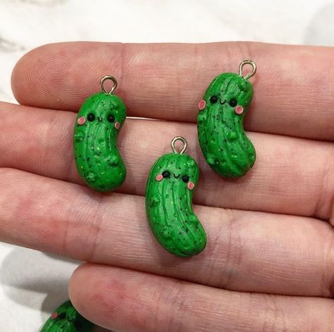 Polymer Clay Pickle Earrings, Polymer Clay Pickle, Clay Pickle, Polymer Magnets, Food Clay Art, Easy Clay Sculptures, Magnet Ideas, Bake Clay, Crafts To Do When Your Bored