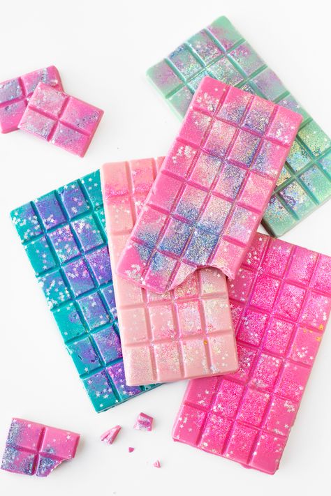 Glitter Chocolate, Unicorn Cafe, Chocolate Benefits, Homemade Chocolate Bars, Edible Slime, Chocolate Bar Molds, Diy Edible, Fingerfood Party, Colorful Desserts