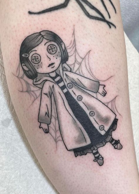 Tim Burton Tattoo Coraline, Coraline Themed Tattoo, Coraline Traditional Tattoo, Coraline Tattoo Design, Coraline Inspired Tattoos, Apprentice Aesthetic, Coraline Cat Tattoo, Horror Characters Tattoo, Coraline Doll Tattoo