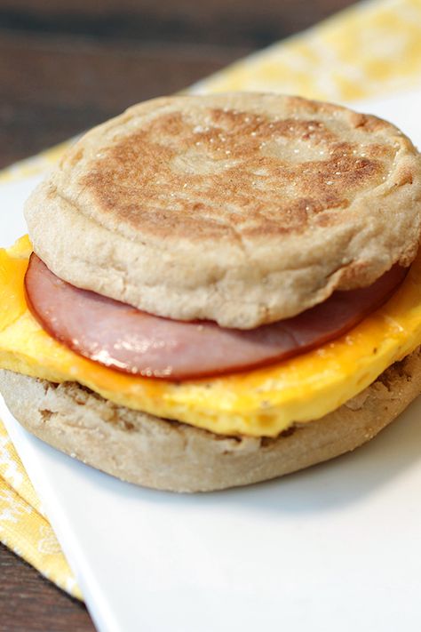 Weight Watcher Breakfast Sandwich, Low Calorie English Muffin Breakfast, Ww Breakfast Sandwich, Low Calorie Breakfast Sandwich, Egg Patty, Egg Patties, Ww Breakfast, Hungry Girl Recipes, Weight Watchers Breakfast