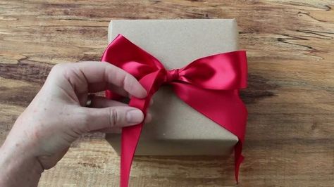 Here is a video and image tutorial showing you how to tie a perfect bow.  These gift bows are perfect for Christmas or any occasion that calls for gift wrapping. Inexpensive Christmas Gifts, Perfect Bow, Creative Gift Wrapping, Present Wrapping, Bow Accessories, Ribbon Hair Bows, A Present, Gift Bows, Big Bow