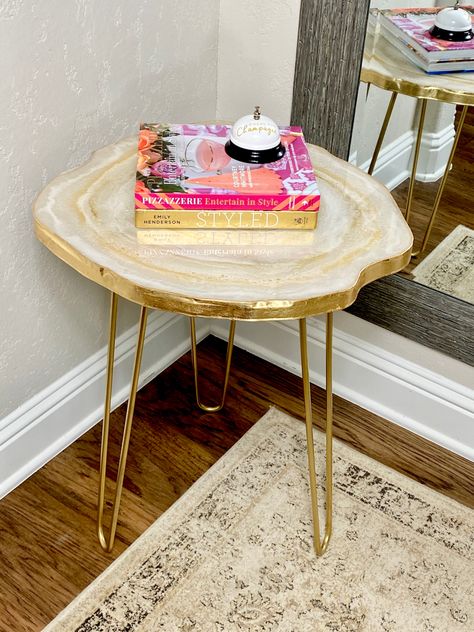 Round Marble Table, Living Room Clocks, Agate Table, Resin Geode, Stylish Side Table, Gold Hair Pin, Epoxy Resin Table, Deco Originale, Decorative Table