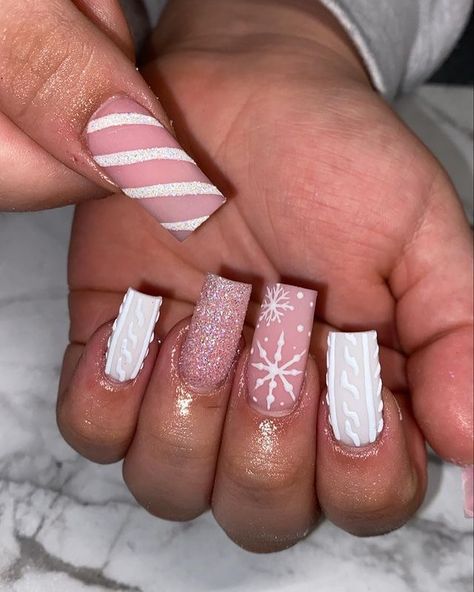 Winter Nails Easy Design, Short White Christmas Acrylic Nails, Winter Nail Sets Acrylic, Winter Nails Short Coffin, Christmas Nail Sets Short, Christmas And New Year Nails Acrylic, Christmas Short Acrylic Nails, Pink Winter Nails Short, Medium Christmas Nails