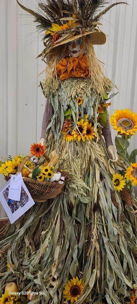 Scarecrow Halloween Decorations, Scarecrow Scene Ideas, Scarecrow Mannequin Ideas, Scarecrow Window Display, Awesome Scarecrow Ideas, Christmas Scarecrow Ideas, Scarecrow Ideas For Contest Festivals Funny, Medical Scarecrow Ideas, Scarecrows For Garden Yard Art