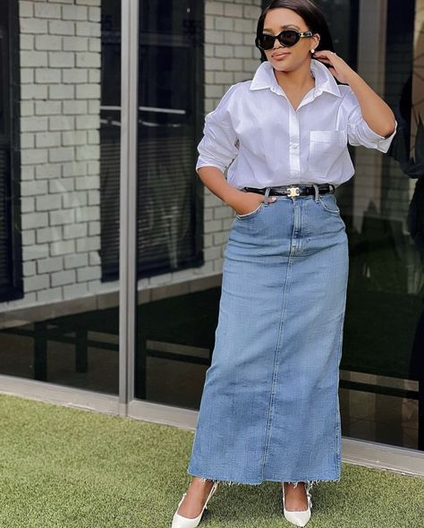 Denim Skirt Winter, Smart Casual Jeans, Long Denim Skirt Outfit, Classy Street Style, Japan Fashion Street, Cute Modest Outfits, Long Denim Skirt, Rock Outfit, Casual Day Outfits