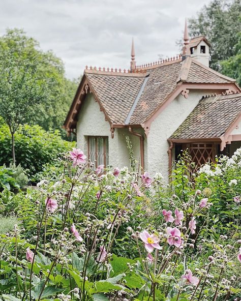 Swiss Cottage Exterior, Eastern European Cottage, Cottage In Switzerland, German Countryside Houses, Duck Island, Swiss Cottage, Something Wild, Swiss Chalet, European Cottage