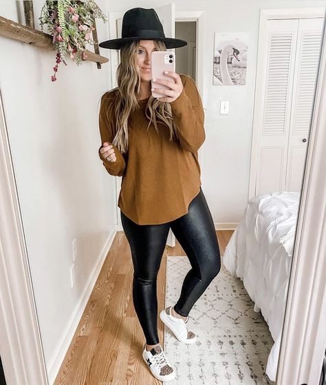 Brown Shirt Black Leggings Outfit, Fall Maternity Outfits Leggings, Brown High-waisted Leggings For Fall, Casual Brown Leggings For Night Out, Faux Leather Leggings Outfit Maternity, Legging Outfits For Pregnant Women, Winter Outfits Casual Leggings, Seinfeld Elaine, Comfy Mom Outfits