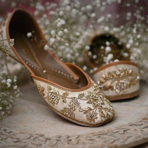 Women Jutti Shoes | Buy Punjabi Juttis for Ladies Online - Coral Haze Bridal Khussa, Pakistani Shoes, Bride Slippers, Indian Shoes, Outfits Indian, Perfect Wedding Shoes, Wedding Slippers, Punjabi Jutti, Bridal Flats