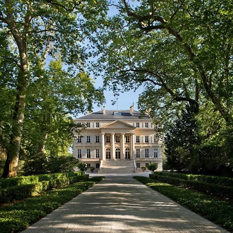 Old Money House Driveway, Old Money Driveway, Old Money House Entrance, Fancy Driveway, Old Money Estate, Fancy Estate, Grand Driveway, Castle Driveway, Driveway Trees