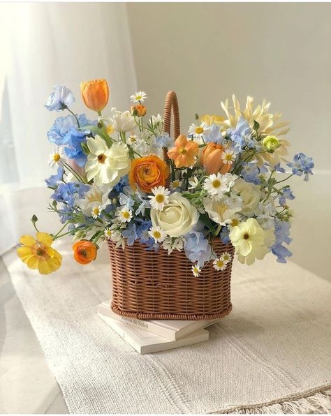 Flower Basket Ideas Floral Arrangements, Basket Bouquet Wedding, Chamomile Arrangement, Flower Basket Aesthetic, Basket Floral Arrangements, Basket Flower Arrangements, Potted Flowers, Boquette Flowers, Flower Vase Arrangements