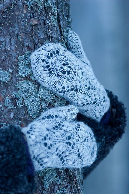 Mittens Mode Crochet, Knit Mittens, Winter Blues, Look Vintage, Blue Christmas, Baby Cold, Winter Time, Knitting Inspiration, On The Side