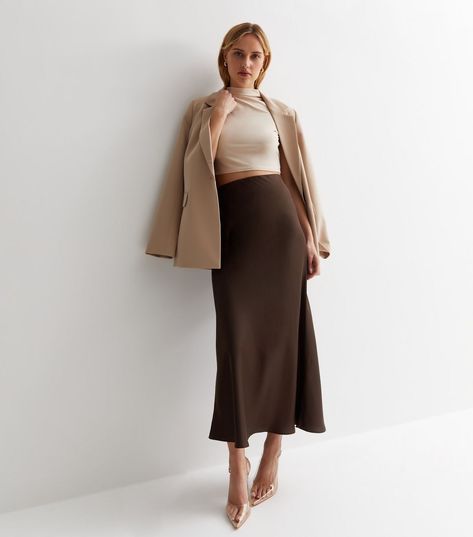 Midi Rok Outfit, Satin Skirt Outfit Classy, Dress With Blazer Outfit, Midi Rock Outfit, Brown Skirt Outfit, Satin Skirt Outfit, Rok Outfit, Statement Blouse, Midi Skirt Outfit