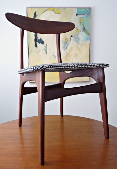 How to Reupholster Dining Chairs - a Step by Step Tutorial with Photos and TONS of Great Tips | DIY Houndstooth Upholstered Vintage Teak Chairs Reupholster Dining Room Chairs, Diy Chair Cushions, Upholstered Chairs Diy, Dining Chairs Diy, Reupholster Chair Dining, Chairs Diy, Dining Room Chairs Upholstered, Dining Room Chair Covers, Diy Dining Room