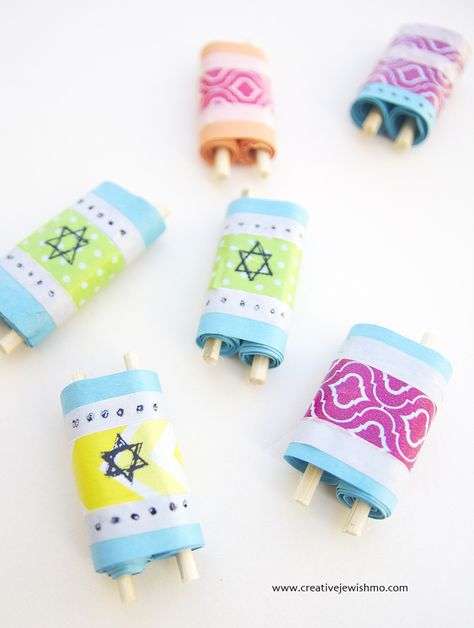 Ancient civilizations Jewish Torah Scrolls Craft For Kids More // Civilizaciones antiguas Judios Torah Scroll Craft, Torah Craft, Shavuot Crafts, Sukkot Crafts, Jewish Art Projects, Passover Crafts, Torah Scroll, Simchat Torah, Jewish Crafts