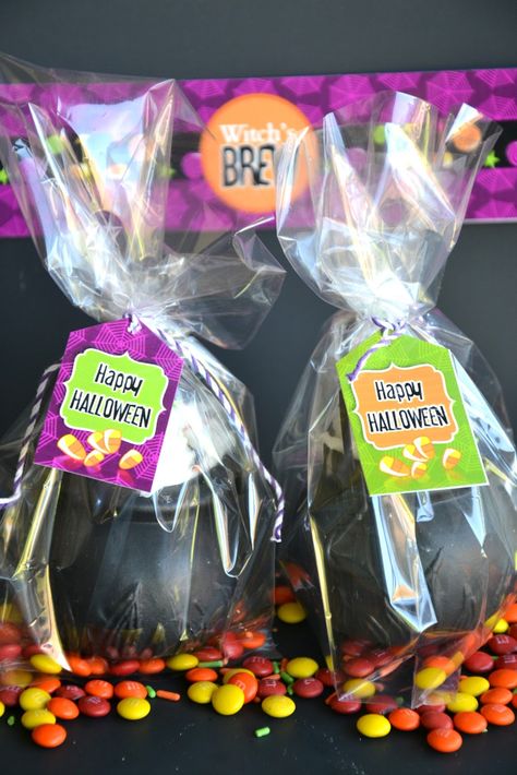 DIY Witch's Cauldron Halloween Party Favors - via BirdsParty.com Diy Halloween Favors, Adult Halloween Party Favors, Halloween Class Treats, Goosebumps Party, Diy Halloween Party Favors, Witches Party, Halloween Treat Bags Diy, Party Favors Diy, Diy Halloween Gifts