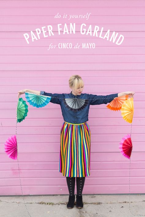 DIY: paper fan garland Paper Fan Garland, Fan Garland, Hantverk Diy, Paper Fan, Mexican Crafts, Crafts Decor, Theme Color, Paper Fans, Paper Garland