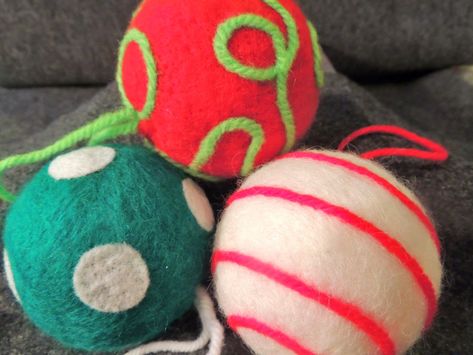 Needle Felted Christmas Ornaments, Christmas Diy Felt, Styrofoam Ball Crafts, Diy Felt Garland, Christmas Tree Ornaments Felt, Felting Christmas, Felted Christmas Ornaments, Wool Crafts Diy, Needle Felted Ornaments