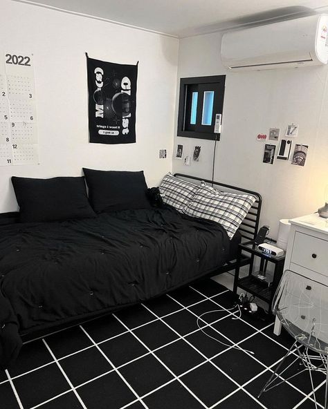 Black Themed Room, Home Juice Bar, Black And White Room, Mens Bedroom Decor, Room Redesign, Pinterest Room Decor, Small Room Design, Themed Room, Minimalist Room