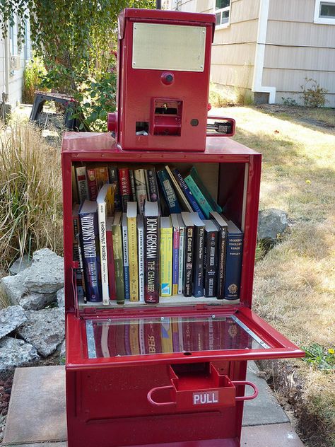 Little Free Library #1967 | Flickr. What a great idea to use an old newspaper vending machine. Little Library Ideas, Neighborhood Library, Little Free Library Plans, Little Free Library Ideas, Free Library Ideas, Free Little Library, Tiny Library, Street Library, Library Plan