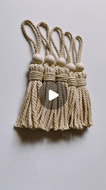 Tassels Diy Tutorials, Tassel Tutorial, Macrame Gifts, Tassel Diy, Macrame Tassel, Tassels Tutorials, Macrame Basket, Tassel Crafts, Sewing Machine Basics