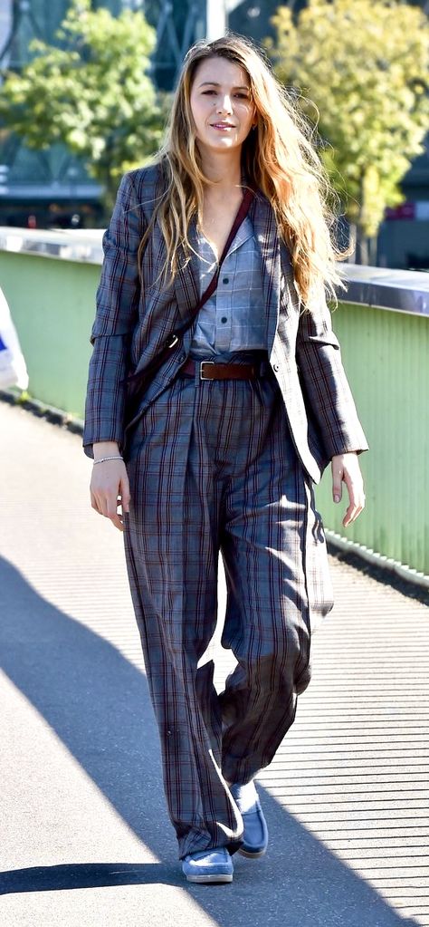 Blake Lively Street Style Blake Lively Style Casual, Blake Lively Casual, Blake Lively Street Style, Blake Lively Outfits, Blake Lively Style, Flamboyant Natural, Celeb Fashion, Style Goals, Oversized Coat