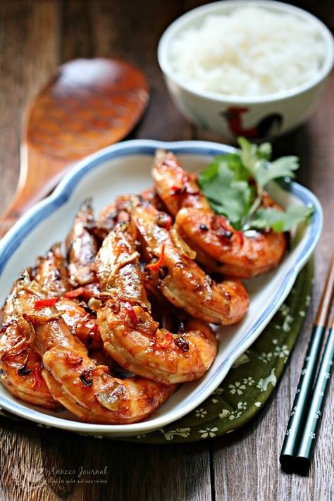 Fried Prawns with Lemon Grass and Garlic 蒜香虾 - Anncoo Journal Asian Prawns Recipe, Lemongrass Recipes, Fried Prawns, Prawns Fry, Prawns Recipe, Prawn Dishes, Crispy Garlic, Prawn Recipes, Cooking Seafood