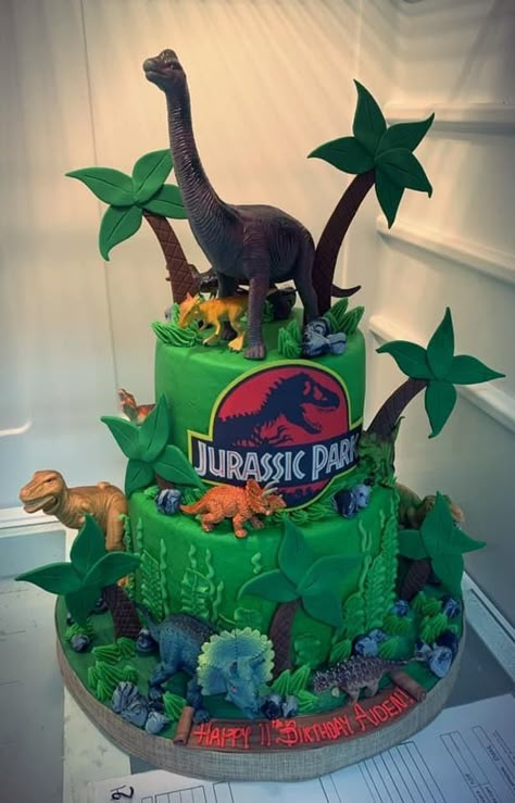 Jurassic Park Birthday Cake, Dinosaur Themed Birthday Cake, Dino Birthday Cake, Dinosaur Birthday Decorations, Jurassic Park Birthday Party, Jurassic Park Party, Dinosaur Birthday Theme, Jurassic Park Birthday, Decoration Buffet