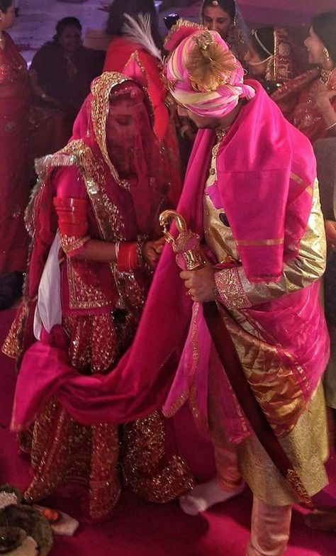 Marwadi Bride Look, Rajput Couple Royal, Royal Rajasthani Bride, Rajput Aesthetic, Rajasthani Aesthetic, Rajputi Wedding, Rajput Wedding, Rajputana Culture, Rajasthani Wedding