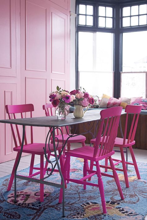 Pink Kitchen Table, Pink Wall Paint, Spring Centerpieces, Pink Dining Rooms, Pink Painted Walls, Pink Chairs, Mini Mason Jar, Mason Jar Centerpiece, Spring Table Settings