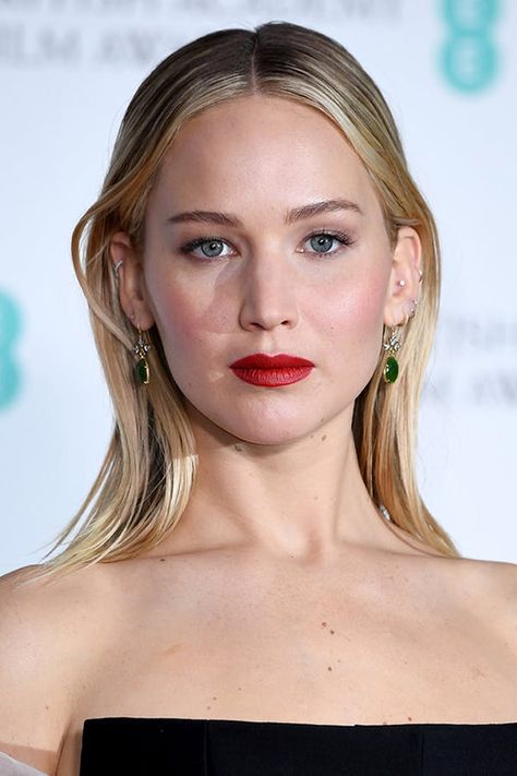 The 20 Most Flattering Haircuts for Oval Faces #purewow #beauty #hair #trends #hair cut #celebrity style Katniss Braid, Jennifer Lawrence Hair, Slick Hair, Jennifer Lawrence Photos, Red Carpet Makeup, Jennifer Lawrence Pics, 2018 Hair, Super Models, Oval Face Haircuts