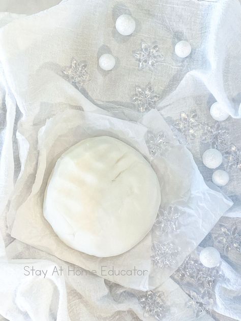 White playdough! Are you making snow playdough, or need a super pure white playdough recipe? This is it! Playdough using flour doesn't turn out white, but this baking soda playdough recipe make a pure white playdough, like snow! Vanilla Playdough Recipe, White Playdough Recipe, Snow Playdough, Soft Playdough Recipe, White Playdough, Gluten Free Playdough, Playdough Ideas, Glitter Playdough, Snow Dough