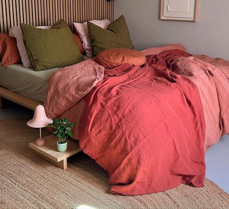 Bed Threads Inspiration, Color Block Bed, Two Toned Bedding, Mismatched Bed Sheets, Mixed Color Bedding, Fun Bedding For Adults, Color Block Bedding, Muted Color Bedroom, Two Tone Bedding