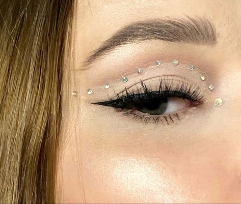 Make Up With Sparkles, Hoco Makeup Rhinestones, Makeup With Sparkles, Make Up With Diamonds, Sparkle Makeup Looks, Make Up Sparkle, Eye Makeup With Rhinestones, Sparkles Makeup, Sparkling Makeup