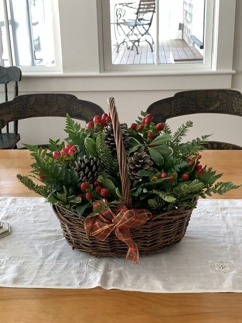 Christmas Flower Arrangements Ideas, Flower Garden Aesthetic, Flower Arrangements Ideas, Christmas Table Decorations Centerpiece, Winter Flower Arrangements, Winter Floral Arrangements, Christmas Flower Arrangements, Christmas Floral Arrangements, Christmas Decor Inspiration