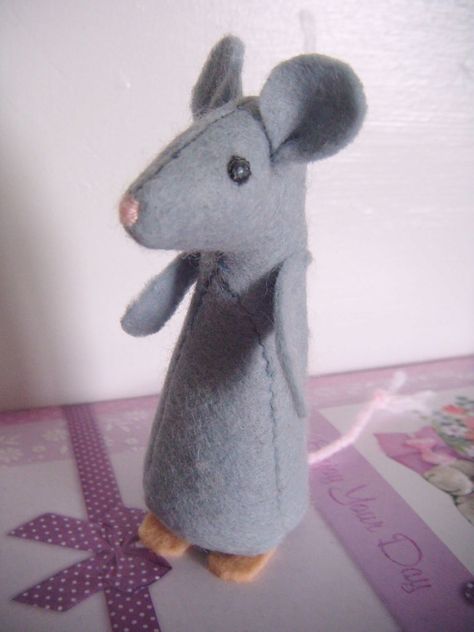 Mouse tutorial.    Turned this into an ornament for my daughter who is performing as a mouse in the Nutcracker this year -CB Felt Mice, Dolls Pattern, Mighty Mouse, Mouse Crafts, Box House, Mouse House, Mouse Toy, Pet Mice, Felt Mouse