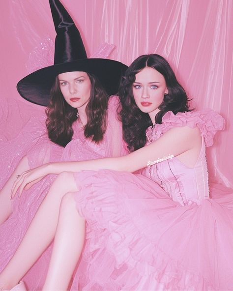 The Gilmore girls as witches. Do you drink coffee like a Gilmore girl? I definitely do! ⚡️made with AI & Picsart Xo, Heather . . . #Pinkvibes #GlitterArt #glitterartist #pinkaesthetic #thegilmoregirls #GilmoreGirls #GilmoreGirlsRevival #TeamDean #StarsHollow #LorelaiGilmore #RoryGilmore Pink And Black Witch Aesthetic, Retro Witch Costume, Girly Witch Aesthetic, Pink Witch Aesthetic, Witchy Photography, Retro Circus, Pink Witch, The Gilmore, Gilmore Girl