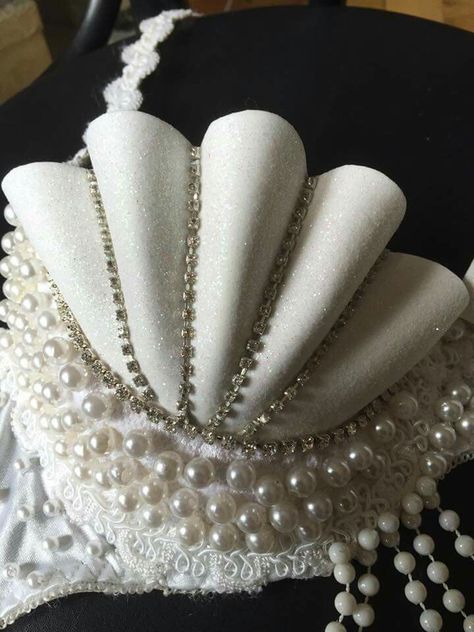 Craft foam shells Avangard Fashion, Corset Diy, Shell Bra, Best African Dresses, Craft Foam, Mermaid Costume, Seashell Art, Foam Crafts, Suit Designs