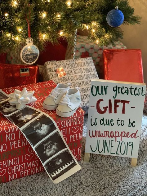 38 Christmas Pregnancy Announcements for Your Baby Reveal - Just Simply Mom Christmas Gender Reveal, Pregnancy Hacks, Baby Announcement Photoshoot, Fun Baby Announcement, Christmas Baby Announcement, Cute Pregnancy Announcement, Baby Announcement Pictures, Pregnancy Announcement Photos