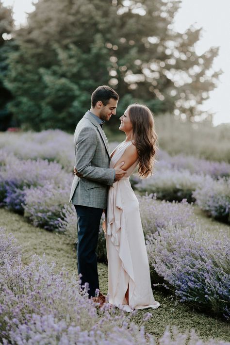 28 Beautiful Engagement Photo Ideas Halloween Costume Couple, Engagement Photoshoot Ideas, Beautiful Engagement Photos, Spring Engagement Photos, Engagement Pictures Poses, Engagement Session Outfits, Lavender Field, Spring Engagement, Engagement Poses