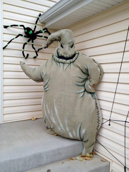 Oogie Boogie constructed out of burlap, glow in the dark paint and stuffed full of plastic grocery shopping bags. Diy Halloween Dekoration, Doflamingo Wallpaper, Dollar Store Halloween Decorations, Glow In The Dark Paint, Halloween Diy Outdoor, Halloween Decor Diy, Nightmare Before Christmas Decorations, Decoration Vitrine, Casa Halloween