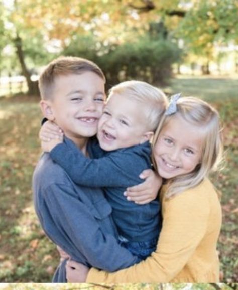 Simple Sibling Photoshoot, Three Sibling Photography, 3 Sibling Poses Photography, 3 Kids Poses Sibling Pics, Three Kids Photoshoot, 3 Sibling Photoshoot Ideas, Young Sibling Photography Poses, Brothers And Sister Photo Ideas, Sibling Pictures With Baby