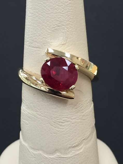 Ruby Gold Rings For Women, Oval Ruby Ring Design, Panna Ring, Pearl Ring Design, Ruby Ring Designs, Delicate Gold Bracelet, Beautiful Gold Rings, Jewelry Product Shots, Jewelry Knowledge