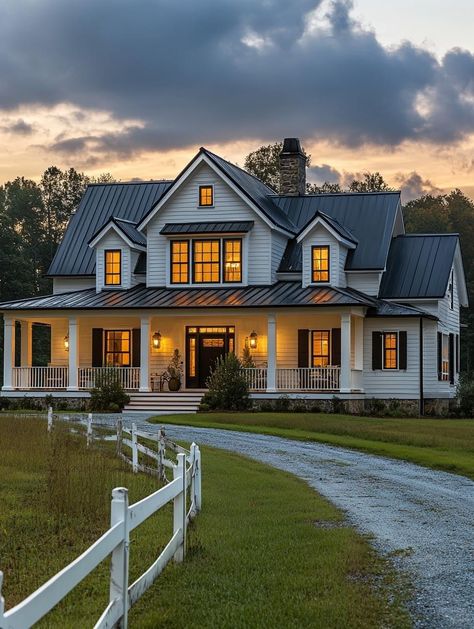 Large Homes Exterior, Cozy Home Exterior, Diy Home Theater, House With Land, Small Country Homes, Vintage Houses, Fall Cottage, Country Modern Home, Birthday Cake Decorating Ideas