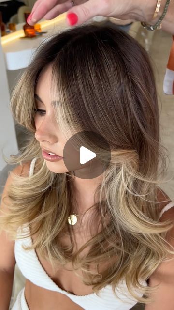 267 likes, 10 comments - shereeknobel_bixiecolour on July 28, 2024: "Perfect hairlines DO exist, but each hairline needs to be personalised to suit your guests growth pattern. My top tip, is to always over direct your sections forward when placing your foil in to trace the hairline. #hairlines #bixiecolour #moneypiece #faceframing #haireducation #hairsubscription". Eyes Makeup, July 28, Face Framing, Blonde Balayage, Colorful Makeup, Hair Cut, Need This, Suits You, Balayage