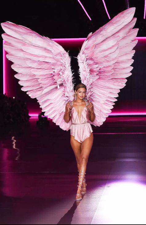 Gigi Hadid Victoria Secret, Victoria’s Secret Fashion Show, Victoria Secret Wings, Profumo Victoria Secret, Victoria Secret Runway, Victoria's Secret Angels, Victoria Secret Wallpaper, Victoria Secret Show, Victoria Secret Model