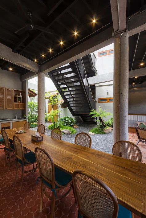 Row House Design, Hostels Design, Metal Stairs, Hidden Garden, Tropical Architecture, Tropical House, Green Architecture, Concrete Structure, Row House