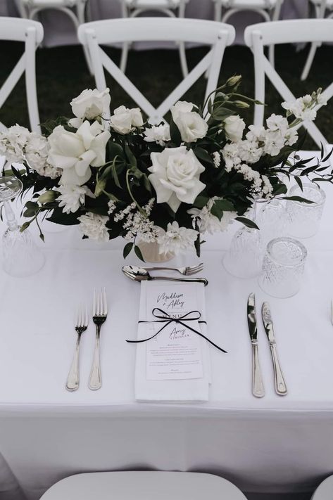 White And Greenery Flowers Wedding, Black White Green Floral Arrangement, Black White And Green Flower Arrangements, White And Black Floral Arrangements, Black And White Floral Centerpieces, Head Table Black And White, Black White Modern Wedding, Wedding Flowers Black And White, Black And White Bouquet Wedding