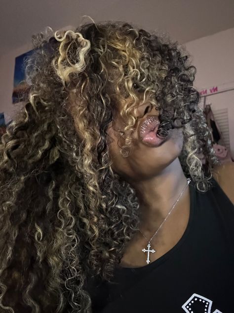 Blonde Highlights On Natural Curly Hair, Black And Blonde Natural Hair, Highlight Curly Hair Black Women, Partial Highlights Natural Hair, Black And Blond Curly Hair, Black Women Highlights Hair Curly, Black And Blonde Curly Hair Black Women, Curly Dyed Hair Highlights, Blonde Curls Black Women