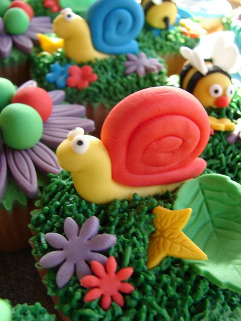 Caracol col col.. Bugs Cupcakes, Fondant Bugs, Insect Cake, Snail Cake, Butterfly Birthday Cake, Bug Cupcakes, Cake Decorating Books, Bug Party, Nick Name